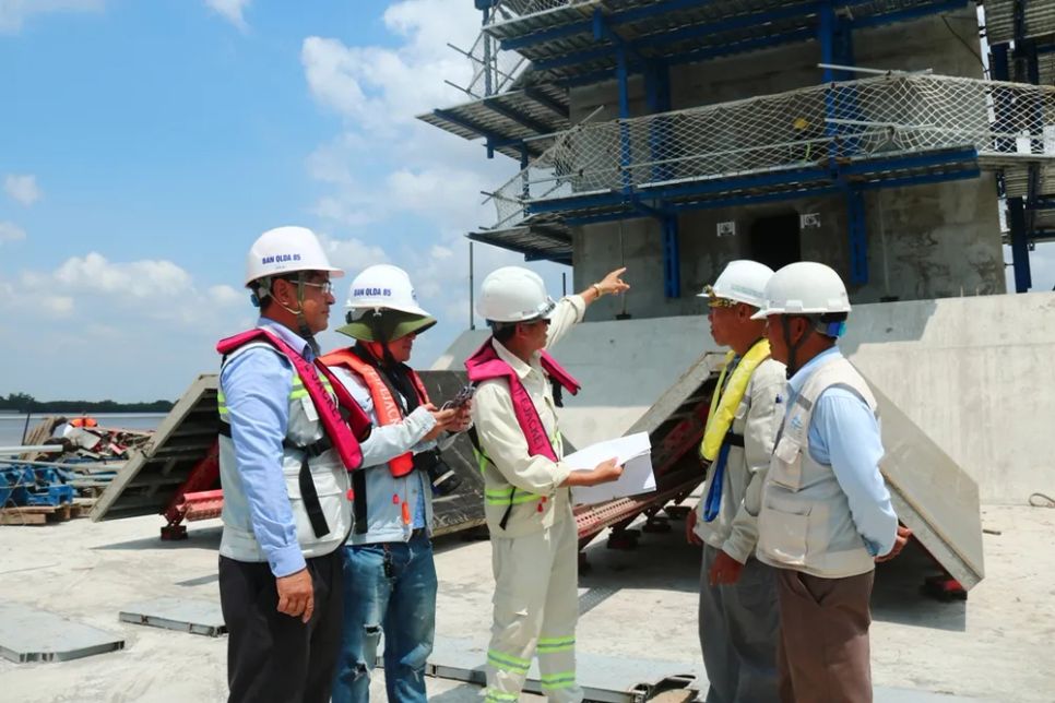 <i>Ông Đinh Lê Thông, Giám đốc dự án cầu Đại Ngãi (bìa phải) đang kiểm tra hiện trường, chỉ đạo hướng thi công. Ảnh Bùi Nguyên</i>