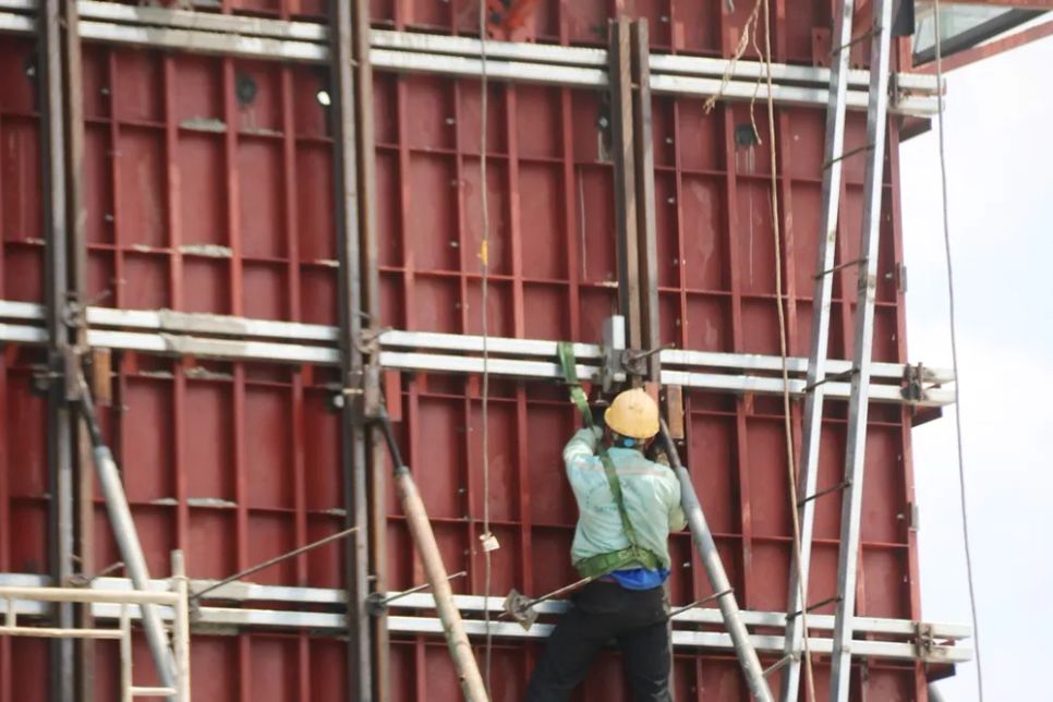 <i>Trên công trường dự án cầu Đại Ngãi 1, công nhân kỹ thuật đang “đội nắng” làm việc. Ảnh: Bùi Nguyên</i>