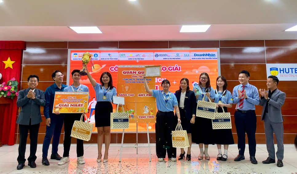 Giải Nhất cuộc thi với trị giá giải thưởng 5 triệu đồng thuộc về đội: Herbal Refresh Tablets - Cổ Mộc Hương. Ảnh: Thy Huyền.