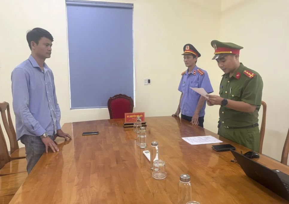 Cơ quan công an đọc lệnh bắt bị can để tạm giam đối với Nguyễn Sơn Tùng