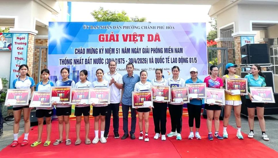 Ban tổ chức trao giải cho các tập thể, cá nhân xuất sắc