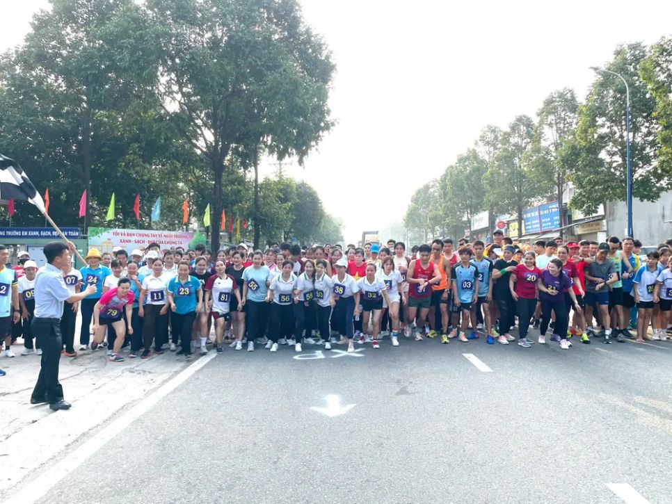 Các vận động viên sôi nổi tham gia Giải việt dã