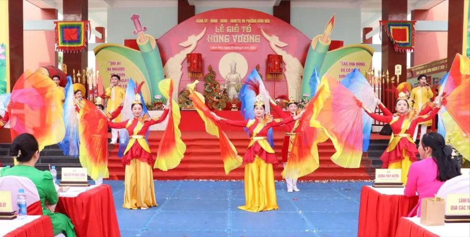 Một tiết mục tại lễ Giỗ Tổ Hùng Vương, do phường Bình Hòa tổ chức