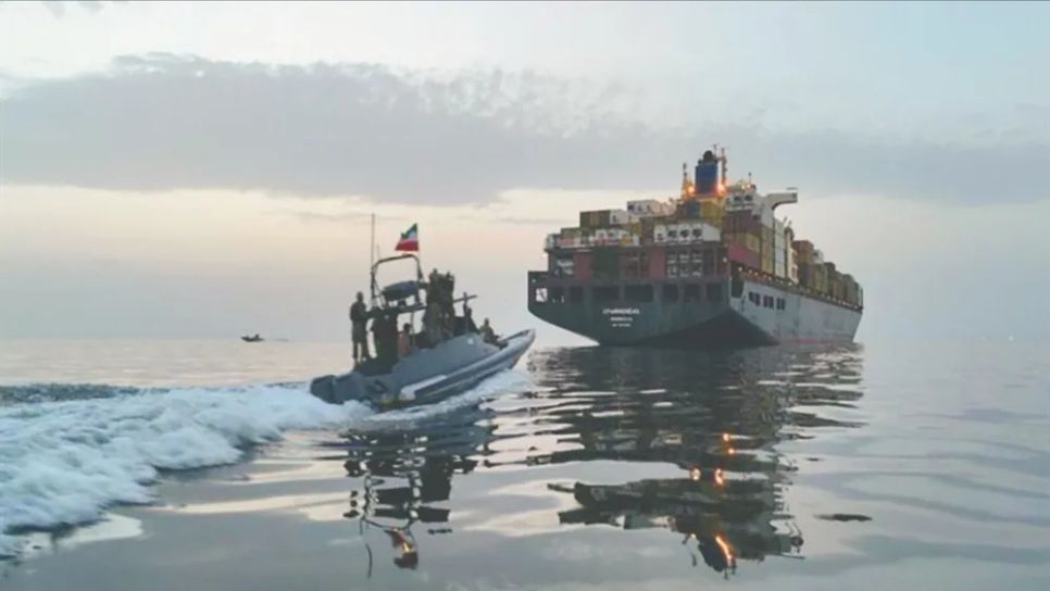 Tàu chiến của Lực lượng Vệ binh cách mạng Hồi giáo Iran bắt giữ tàu container Epaminondas do hãng MSC, Thụy Sĩ vận hành (Ảnh: <span style=