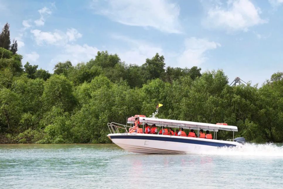 Du khách đi ca nô khám phá Cần Giờ