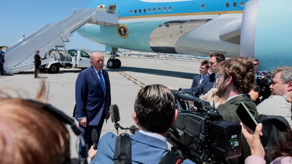 Tổng thống Mỹ Donald Trump trả lời phỏng vấn của truyền thông trước khi rời Sân bay Quốc tế Palm Beach để đến Căn cứ Liên hợp Andrews ở West Palm Beach, Florida, ngày 25-4. Ảnh: IRANINTL.COM