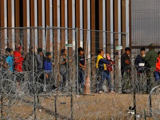 Người xin tị nạn ở khu vực biên giới với Mỹ. Ảnh: @AJENGLISH