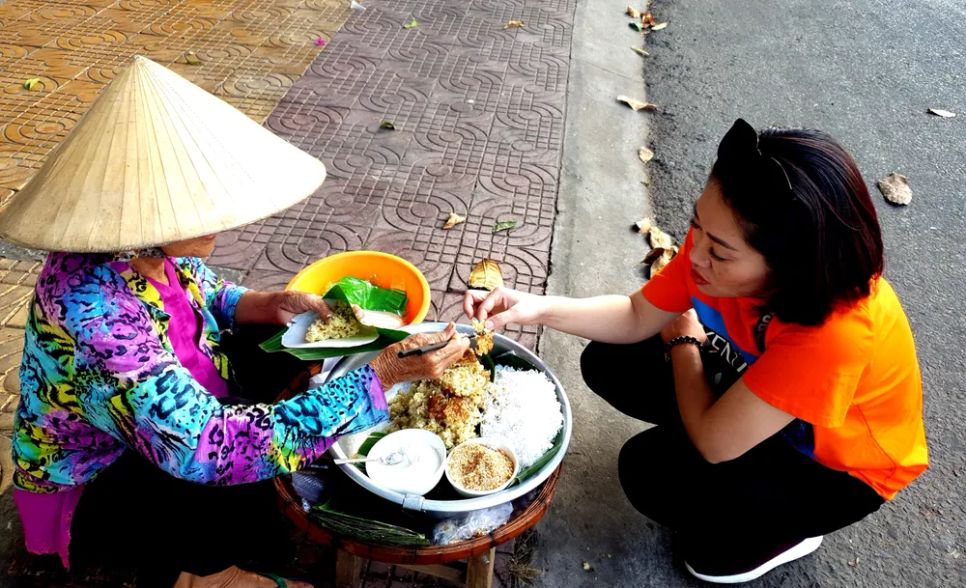 Thưởng thức ẩm thực địa phương là một trong những lựa chọn được các bạn trẻ ưu tiên. Ảnh: THU HÀ