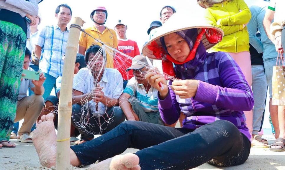 Người dân tham gia thi đan lưới tại Lễ hội Nghinh Ông Nam Hải (xã Phước Hải, TPHCM)