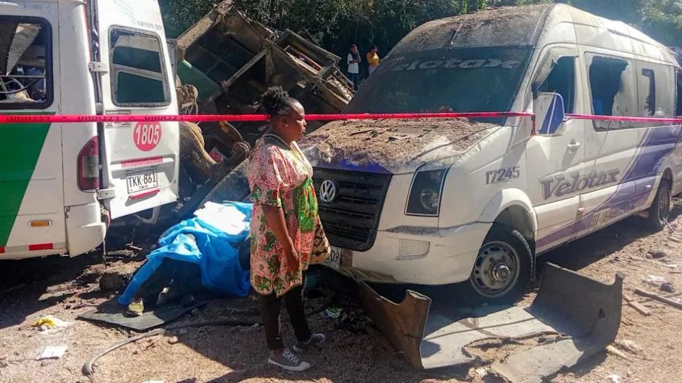 Nhiều phương tiện bị phá huỷ trong vụ đánh bom. Ảnh: BBC