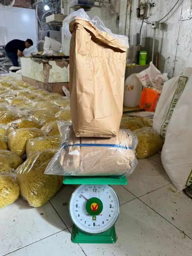 Triệt phá cơ sở sản xuất hơn 2.800 tấn mì tươi chứa chất cấm