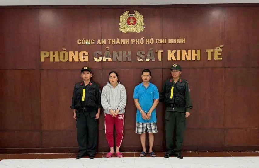 Vợ chồng Nguyễn Thị Mỹ Phụng và Phạm Tuấn Thanh tại cơ quan Công an. Ảnh: CA