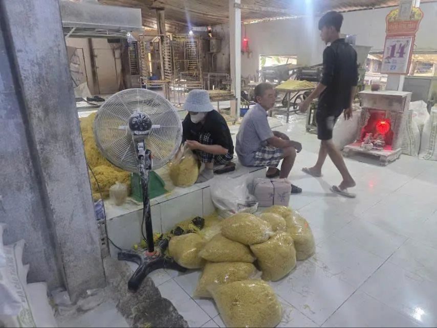 Xưởng sản xuất mì tươi thời điểm lực lượng chức năng đột kích, triệt phá. Ảnh: CA