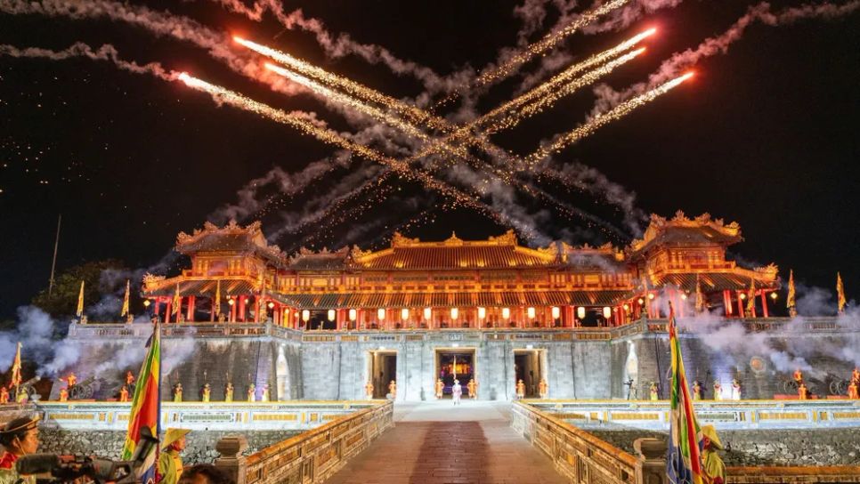 Người dân và du khách thưởng thức miễn phí chương trình nghệ thuật “Hoàng cung huyền ảo” kéo dài từ ngày 25 đến 28-4 tại Đại nội Huế