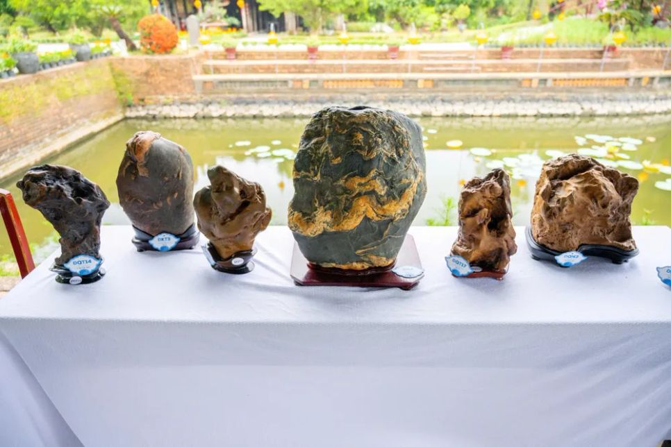 Từ ngày 24 đến 28-4, hàng ngàn tác phẩm phong lan, cây kiểng, đá cảnh của hơn 600 nghệ nhân từ 3 miền đất nước được trưng bày tại khu di sản Đại nội Huế, góp phần tạo điểm nhấn cho khách tham quan trong những ngày lễ