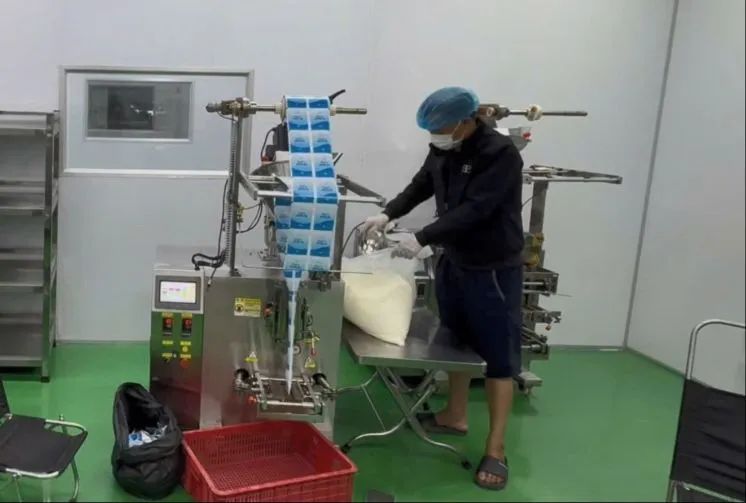 Công nhân làm việc tại cơ sở sản xuất thực phẩm chức năng có chứa chất cấm