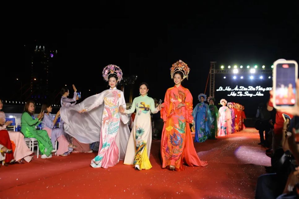 Hoa hậu Trần Tiểu Vy trình diễn tại đêm bế mạc