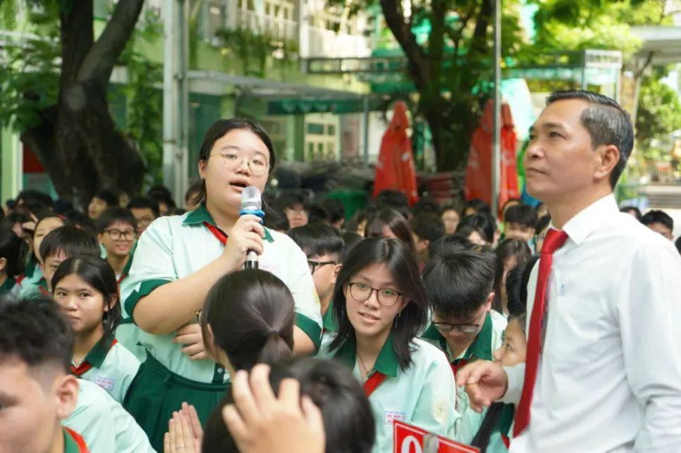 Học sinh lớp 9, Trường THCS Hà Huy Tập (phường Gia Định, TPHCM) tham gia tư vấn tuyển sinh lớp 10 năm học 2026-2027. Ảnh: THU TÂM