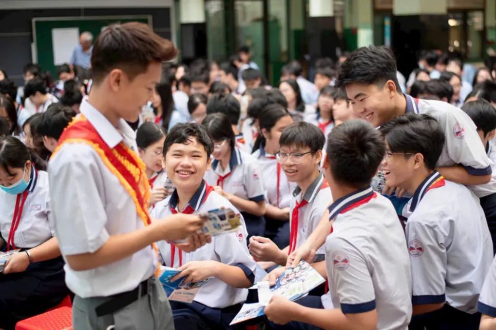 Học sinh Trường THCS Đức Trí (phường Cầu Ông Lãnh, TPHCM) tìm hiểu về nguyện vọng tuyển sinh lớp 10 năm học 2026-2027. Ảnh: THU TÂM)