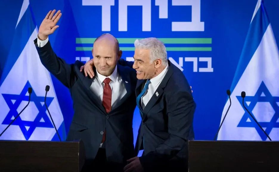 Lãnh đạo phe đối lập Yair Lapid (phải) và Cựu Thủ tướng Israel Naftali Bennett. Ảnh: Chaim Goldberg/Flash90