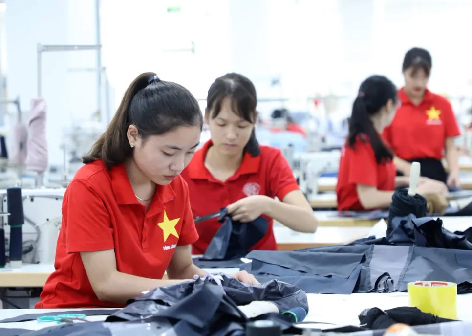 Hoạt động sản xuất tại Tổng công ty May 10, phường Phúc Lợi, Hà Nội. Ảnh: QUANG PHÚC