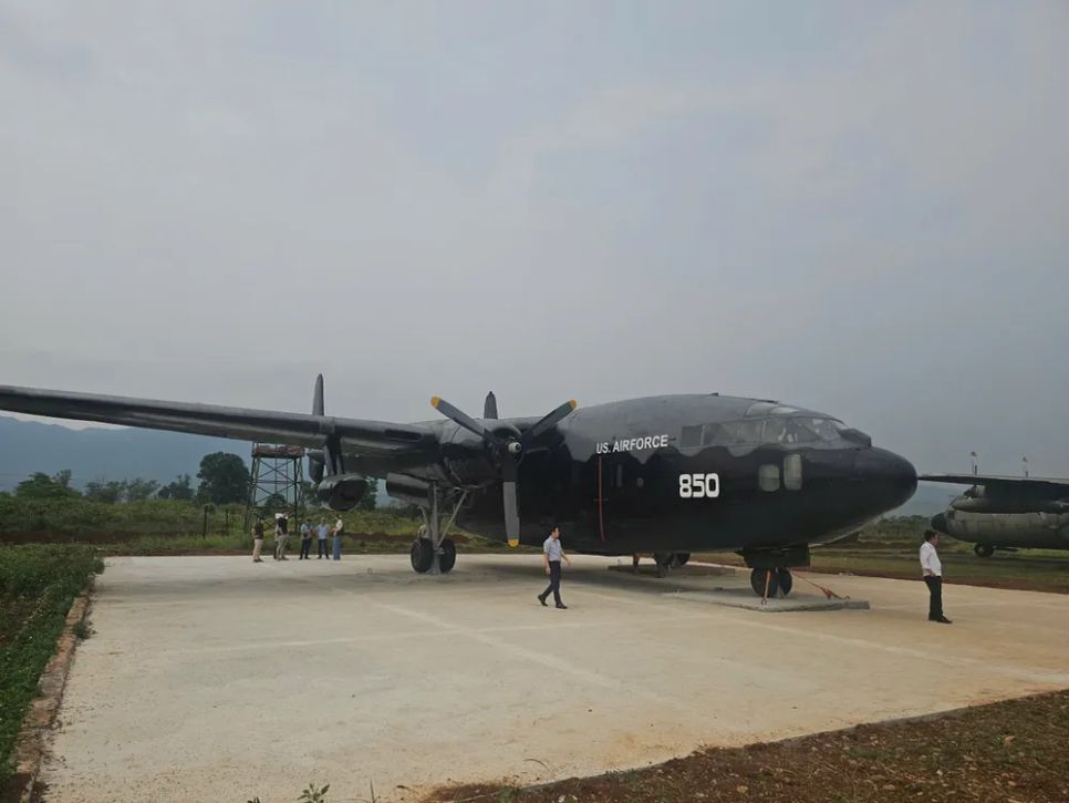 “Toa xe bay” C-119 tạo điểm nhấn hút khách tham quan sân bay Tà Cơn