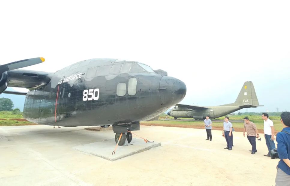 “Toa xe bay” C-119 tạo điểm nhấn hút khách tham quan sân bay Tà Cơn