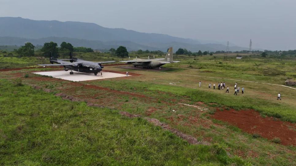 “Toa xe bay” C-119 tạo điểm nhấn hút khách tham quan sân bay Tà Cơn