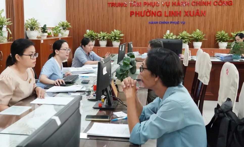 Công chức Trung tâm Phục vụ hành chính công phường Linh Xuân tiếp và giải quyết thủ tục hành chính của người dân, doanh nghiệp