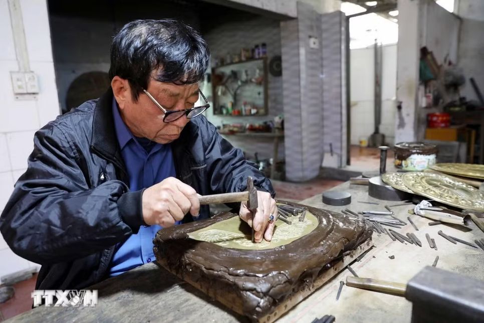 Vang danh làng nghề chạm bạc Đồng Xâm 600 năm tuổi