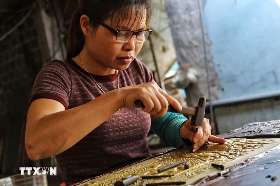 Vang danh làng nghề chạm bạc Đồng Xâm 600 năm tuổi