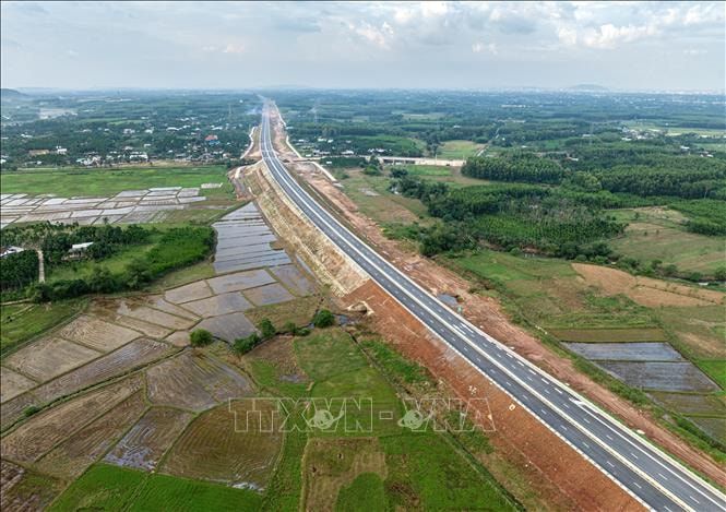Một đoạn cao tốc Quảng Ngãi - Hoài Nhơn. Ảnh: TTXVN phát