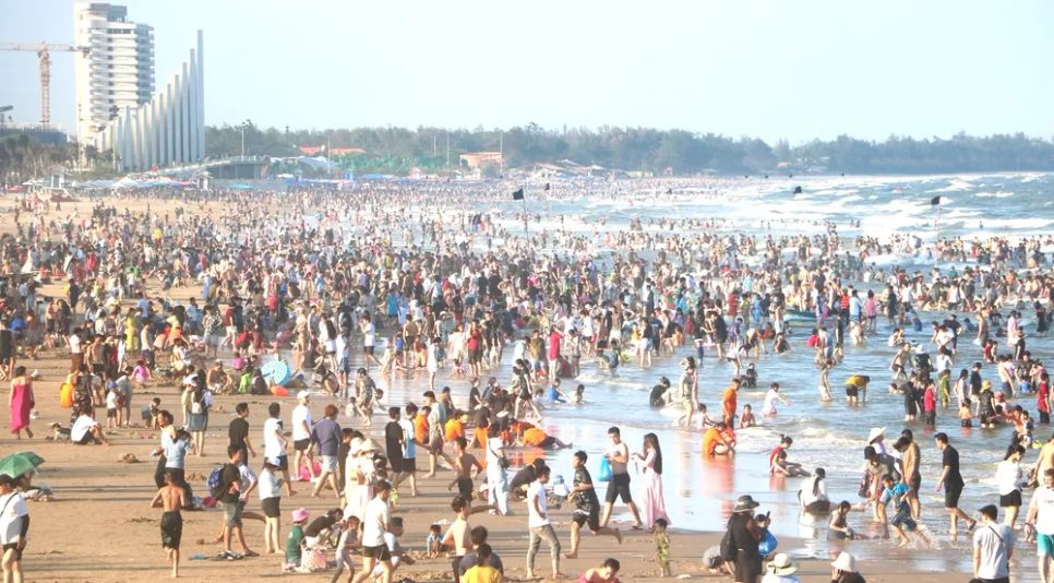 Dù kỳ nghỉ lễ ngắn ngày nhưng lượng khách du lịch đến Vũng Tàu rất đông