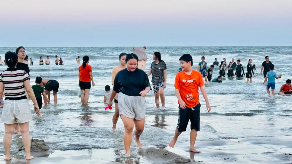 Khách du lịch vui chơi ở biển Vũng Tàu. Ảnh: QUANG VŨ