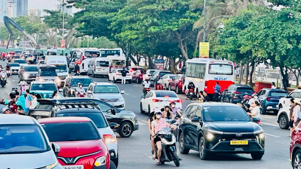 Lượng khách du lịch đông nhưng không xảy ra tình trạng kẹt xe cục bộ. Ảnh: QUANG VŨ