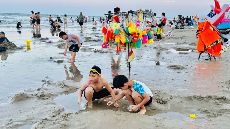 Trong những ngày nghỉ lễ, các bãi biển ở Vũng Tàu luôn an toàn, sạch sẽ. Ảnh: QUANG VŨ