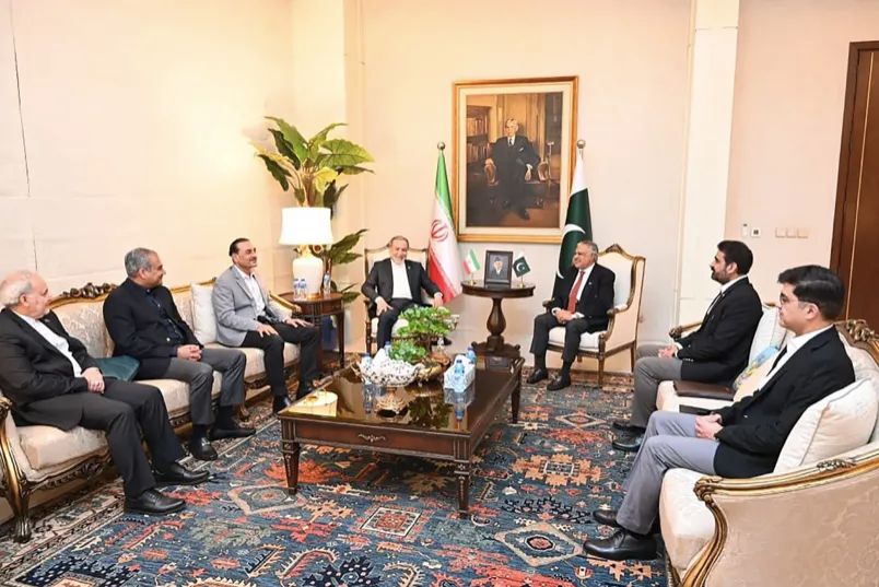 Ngoại trưởng Iran Abbas Araghchi (giữa) nói chuyện với Ngoại trưởng Pakistan Ishaq Dar (thứ 3 từ phải) và Thống soái Syed Asim Munir (thứ 3 từ trái) tại căn cứ không quân Nur Khan ở Rawalpindi, gần Islamabad. Ảnh: Bộ Ngoại giao Pakistan