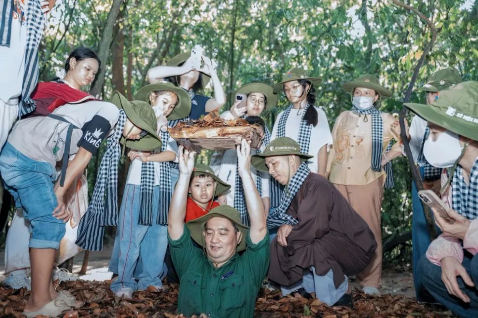 Du khách tham quan Khu di tích Lịch sử Địa đạo Củ Chi (TPHCM), ngày 27-4 ẢNH: HÂN GIA