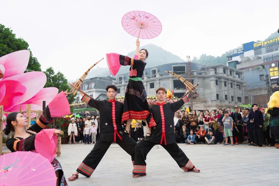 <p> Du khách vui chơi, trải nghiệm tại Sapa (Lào Cai) ẢNH: THU HÀ </p>