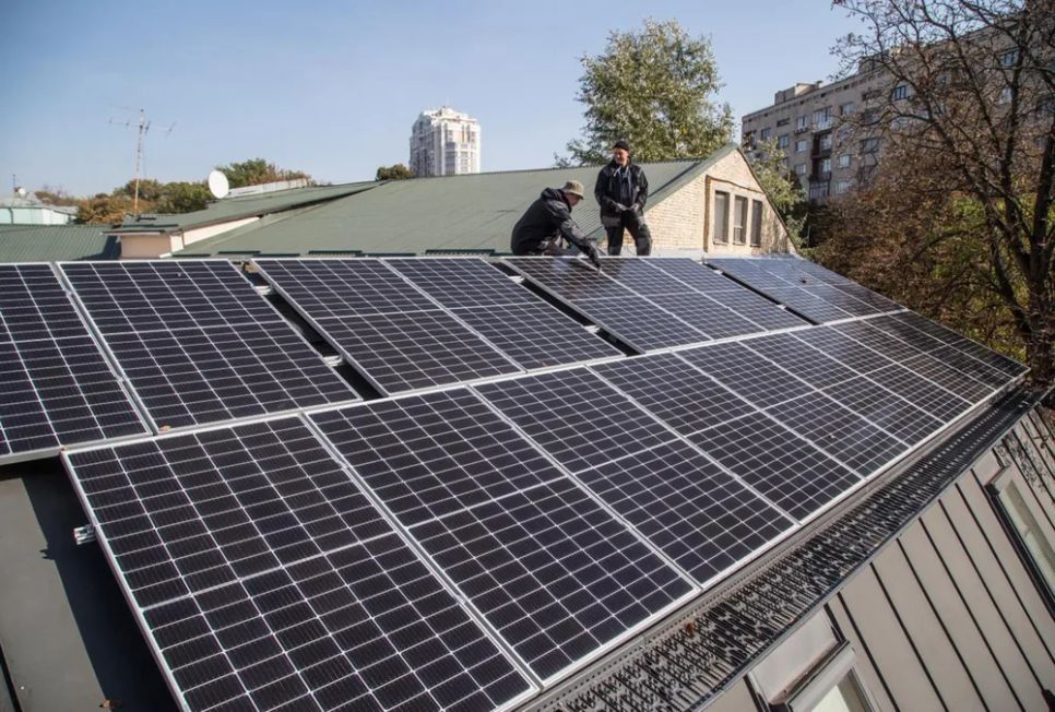 Lắp đặt hệ thống điện mặt trời ở Ukraine. ẢNH: UNDP