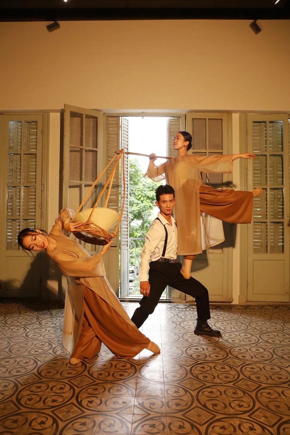 Một tiết mục biểu diễn trong Gánh Show tại Bảo tàng Mỹ thuật TPHCM. ẢNH: HỒNG DƯƠNG