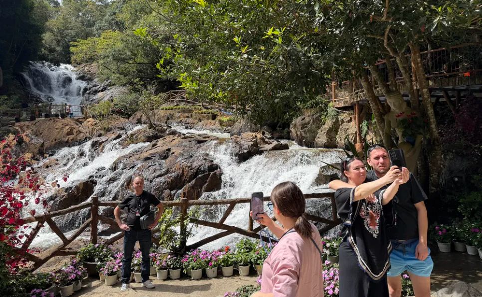 Nhiều du khách quốc tế lựa chọn Đà Lạt là điểm đến nhờ có cảnh quan suối, hồ đẹp. ẢNH: ĐOÀN KIÊN