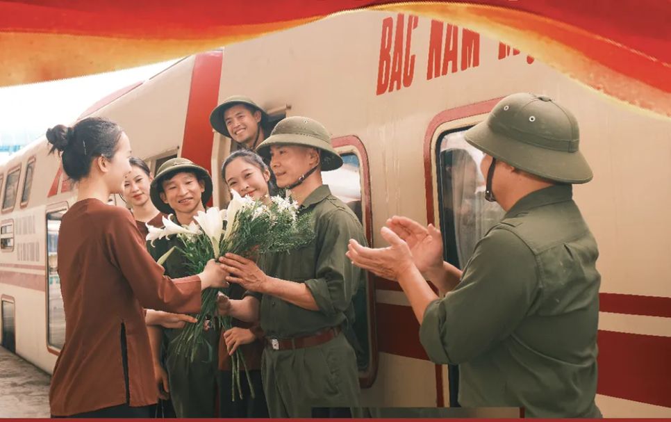 Chuyến tàu trải nghiệm đưa du khách chạm vào ký ức, một sản phẩm du lịch của Hà Nội dịp đại lễ 30-4. Ảnh: HỒ ĐIỆP