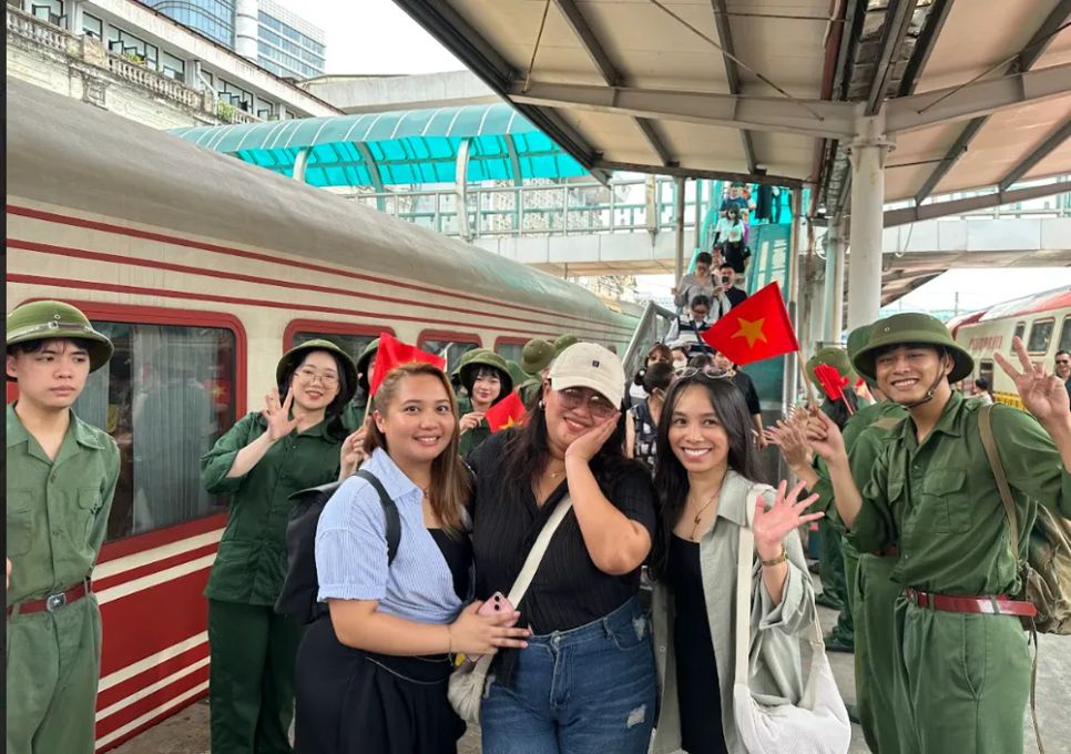 Nhiều bạn trẻ check in với hành trình trên chuyến tàu Hà Nội 5 cửa ô. Ảnh: HỒ ĐIỆP