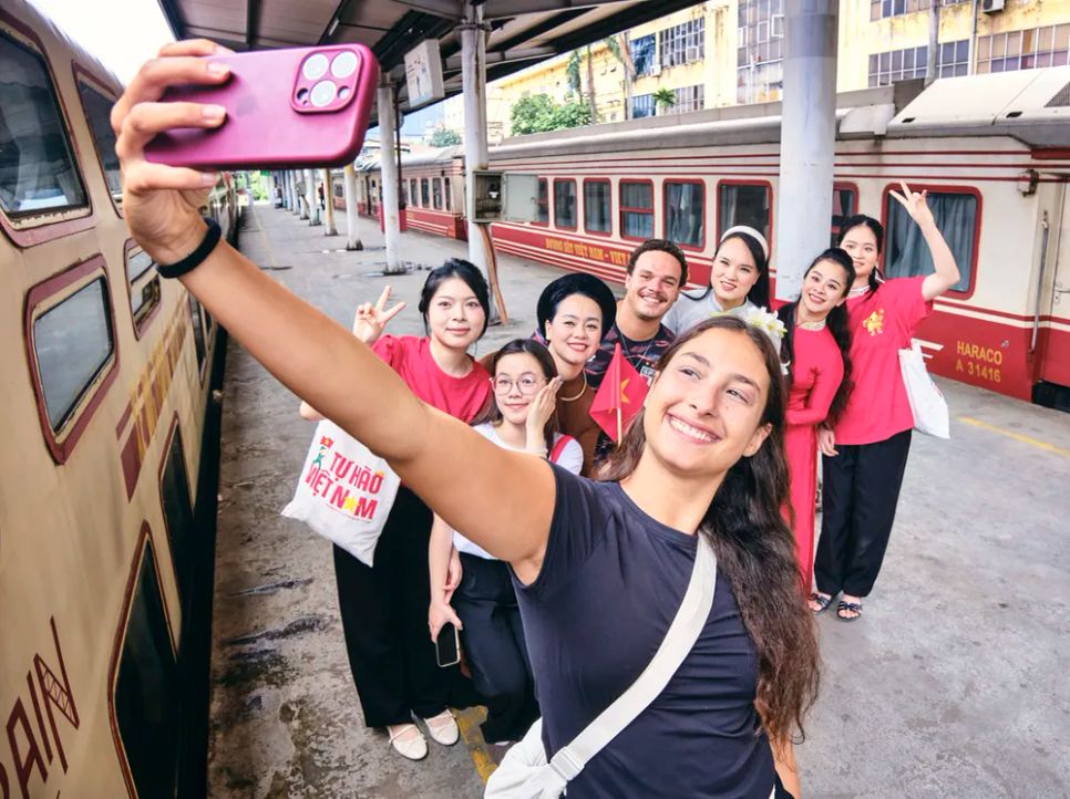 Tuyến Tàu Hà Nội 5 cửa ô xuất phát từ ga Hà Nội. Ảnh: HỒ ĐIỆP