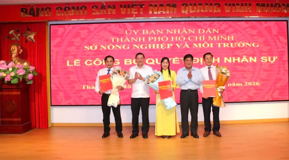 Giám đốc Sở NN-MT TPHCM Nguyễn Toàn Thắng (thứ hai từ trái) trao quyết định và hoa chúc mừng các cán bộ được bổ nhiệm.