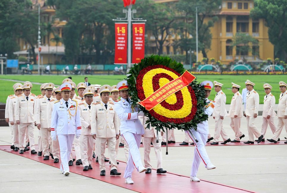 Đoàn đại biểu Đảng ủy Công an Trung ương - Bộ Công an đến đặt vòng hoa, vào Lăng viếng Chủ tịch Hồ Chí Minh. Ảnh: VGP/Nhật Bắc