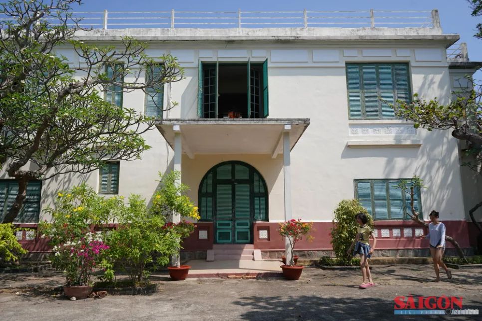 Bên ngoài biệt thự Vọng Nguyệt