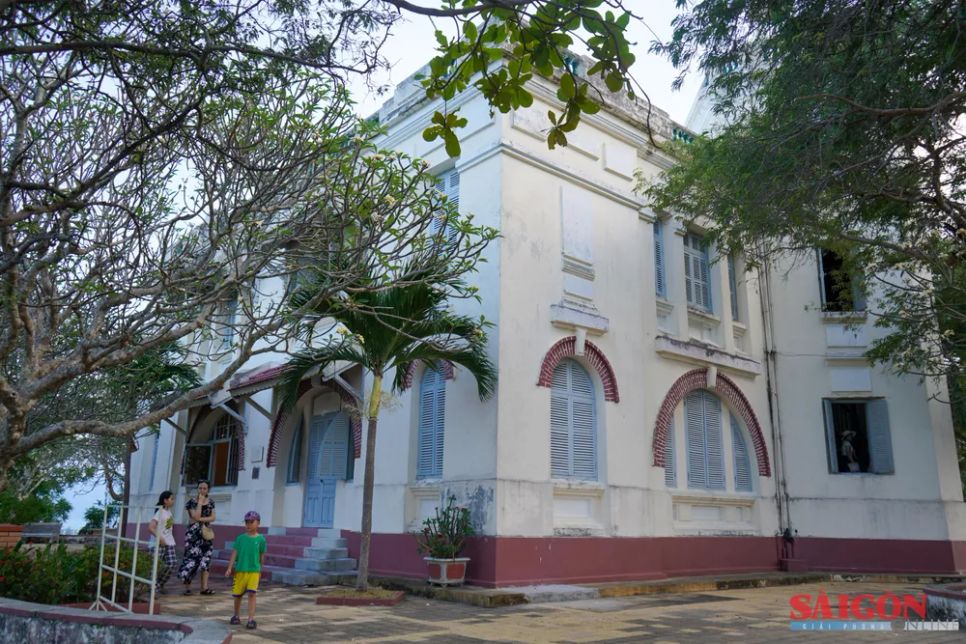 Biệt thự Nghinh Phong tọa lạc tại khu vực có vị trí đẹp bậc nhất vịnh Nha Trang