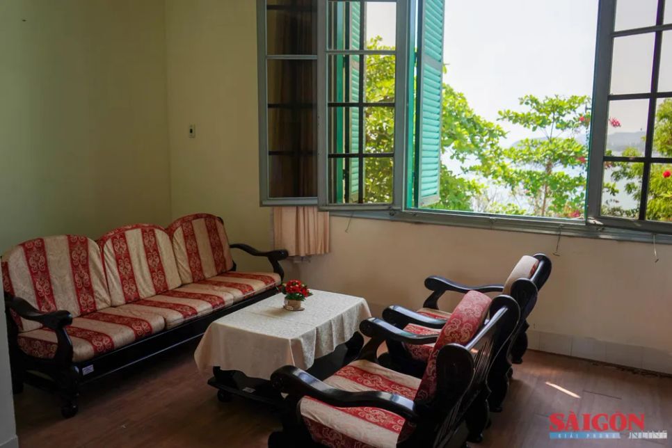 Bộ bàn ghế cạnh cửa sổ tầng 2 biệt thự Vọng Nguyệt. Ở tầng 1 là phòng họp, tiếp đón khách.